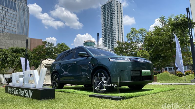 Jaecoo mengumumkan harga J5 Jaecoo mengumumkan harga J5. Untuk seribu pembeli pertama, varian paling rendah dihargai Rp 249.900.000.