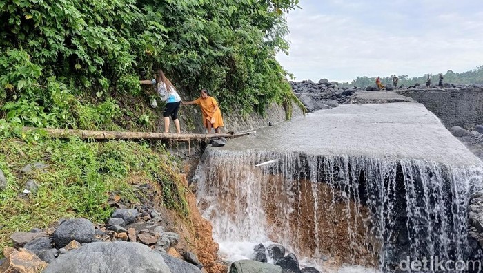 Jalan ambrol diterjang banjir lahar di Lumajang