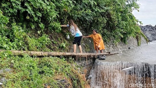 Banjir Lahar Semeru Putuskan Jalan Desa di Lumajang