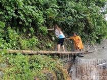 Banjir Lahar Semeru Putuskan Jalan Desa di Lumajang