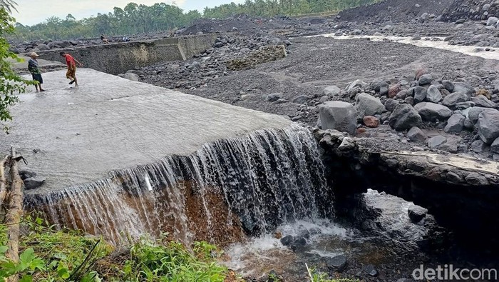 Jalan ambrol diterjang banjir lahar di Lumajang