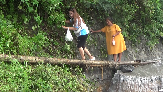 Jalan ambrol kena lahar dingin Gunung Semeru