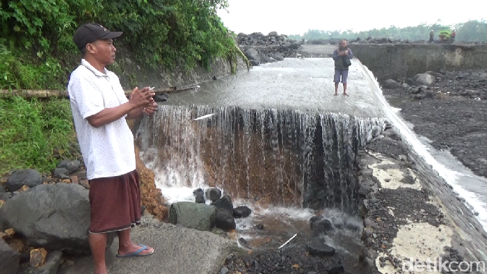 Jalan ambrol kena lahar dingin Gunung Semeru