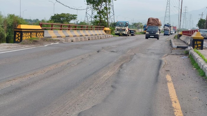 Jalan bergelombang di Arteri Porong, Sidoarjo