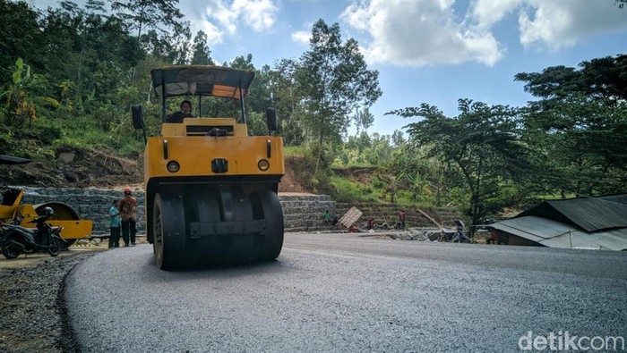 Jalan diaspal di Ponorogo