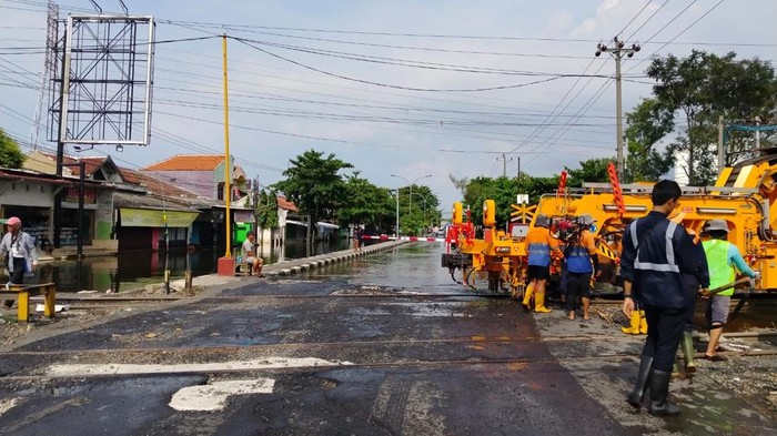 Jalur rel di perlintasan sebidang Jalan Kaligawe Raya, Kota Semarang, Sabtu (1/11/2025).