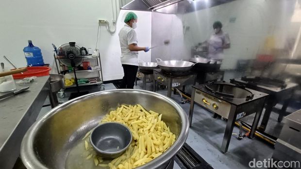 Jateng Meriah Petugas menyiapkan menu MBG yang akan didistribusikan ke sekolah dari SPPG Polres Purbalingga, Senin (3/11/2025).