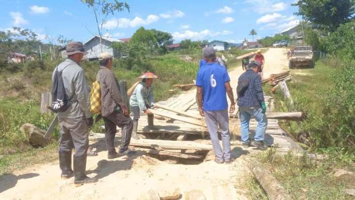 Jembatan di Krayan Timur Lapuk, Warga Gotong Royong Benahi. (Istimewa)
