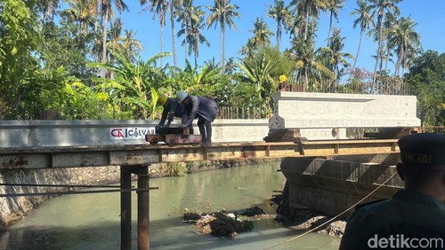 Proyek pergantian jembatan Tukad Angsangan di Desa Kalibukbuk, Kecamatan Buleleng, Senin (3/11/2025).