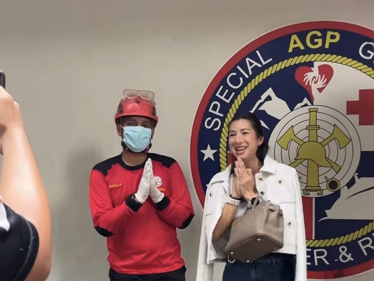 Thanks to Damkar! Jennifer Bachdim Lepaskan Cincin Kawin dari Jari Terjepit Pintu