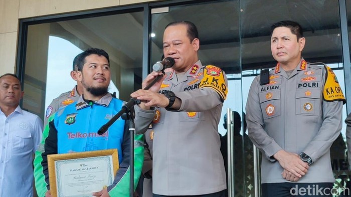 Kapolda Metro Jaya Irjen Asep Suheri memberikan penghargaan kepada ojol kamtibmas yang menggagalkan aksi curanmor di Cakung (Rizky Adha Mahendra/detikcom)