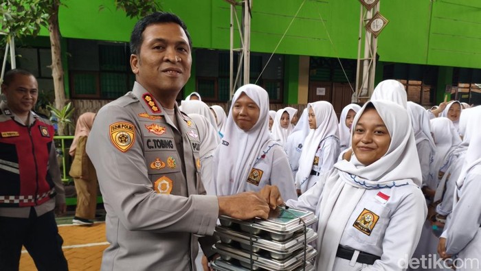 Kapolresta Sidoarjo Kombes Pol Christian Tobing saat memantau MBG di SMPN 3 Porong