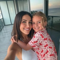 Sebelum digosipkan pacaran dengan John Mayer, Kat Stickler pernah menikah dengan Mike Stickler yang mana mantan pasangan itu sering mengunggah konten bersama. Mereka memiliki seorang putri bernama Mary-Katherine. Foto: Instagram