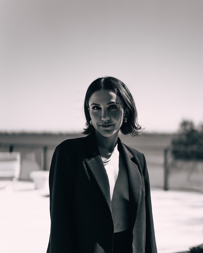 Kat Stickler merupakan selebgram keturunan Brasil-Venezuela. Lulusan Universitas Florida itu dikenal dengan konten-konten lucu di TikTok dan bermimpi bisa tampil di acara Saturday Night Live. Foto: Instagram