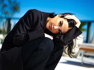 Potret Komedian Cantik Kat Stickler yang Disebut Pacar Baru John Mayer
