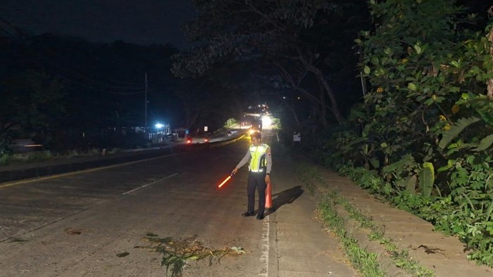 Petugas melakukan oleh tempat kejadian perkara (TKP) tabrak lari di Batang.