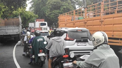 Kemacetan di Jalan Denpasar-Gilimanuk, tepatnya di Desa Mengwitani, Kecamatan Mengwi, Badung, macet sekitar 6 km akibat pohon tumbang dan truk mengalami as roda patah, Senin (3/11/2025) sore. (Foto: Agus Eka/detikBali)