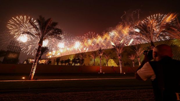 Kembang api menerangi langit selama upacara pembukaan Museum Besar Mesir (GEM), dekat kompleks piramida Giza, di Giza, Mesir, 1 November 2025. (REUTERS/Mohamed Abd El Ghany)