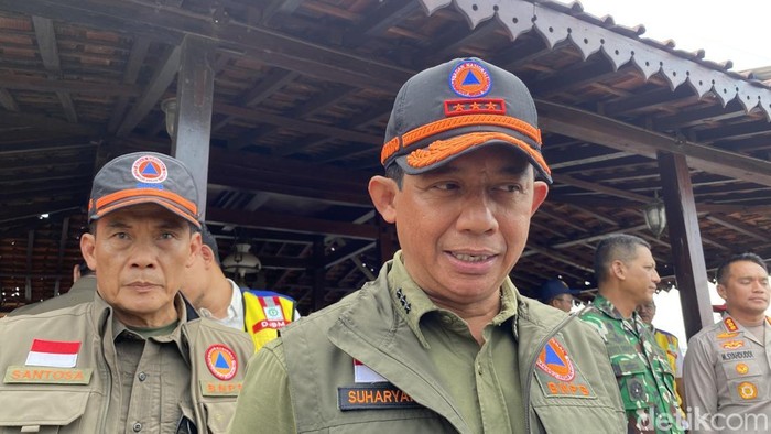 Kepala Badan Nasional Penanggulangan Bencana (BNPB), Letjen TNI Suharyanto di Ujung Tol Semarang-Demak, Kecamatan Gayamsari, Kota Semarang, Senin (3/11/2025).