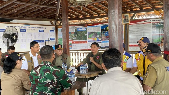 Kepala BNPB, Letjen TNI Suharyanto di ujung Tol Semarang-Demak, Kecamatan Gayamsari, Kota Semarang, Senin (3/11/2025).