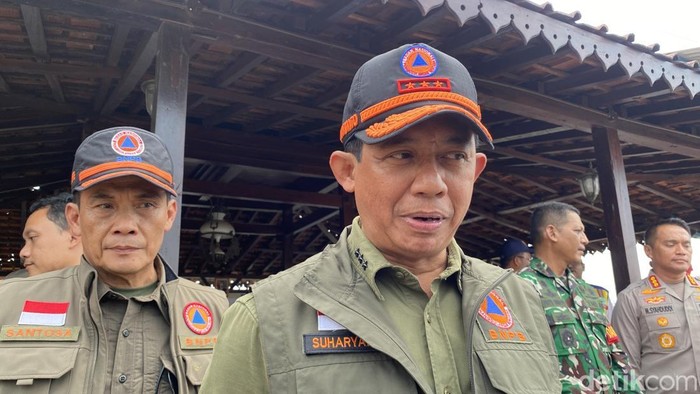 Kepala BNPB, Letjen TNI Suharyanto, di Ujung Tol Semarang-Demak, Kecamatan Gayamsari, Kota Semarang, Senin (3/11/2025).