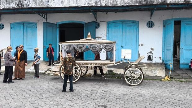 Kereta Jenazah Raja Keraton Solo, saat dibersih di kawasan Keraton Kasunanan Solo, Minggu (2/11/2025). (Dok. Detikcom/Agil Trisetiawan)