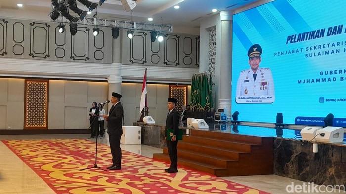 Keterangan foto: Gubsu Bobby Nasution saat sambutan usai melantik Sulaiman Harahap menjadi Pj Sekda Sumut (Nizar Aldi/detikSumut)