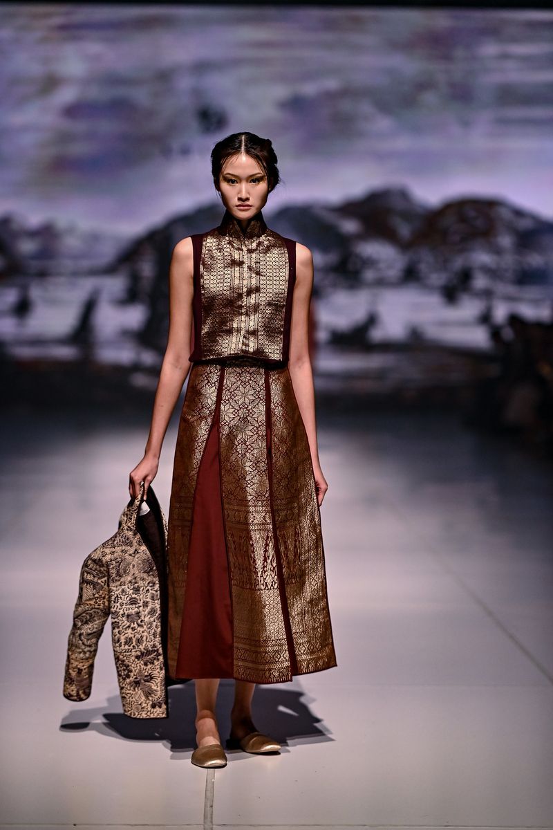 Koleksi Kraton Karya Auguste Soesastro dalam Fashion Knight 2025 di Jakarta Fashion Week 2026