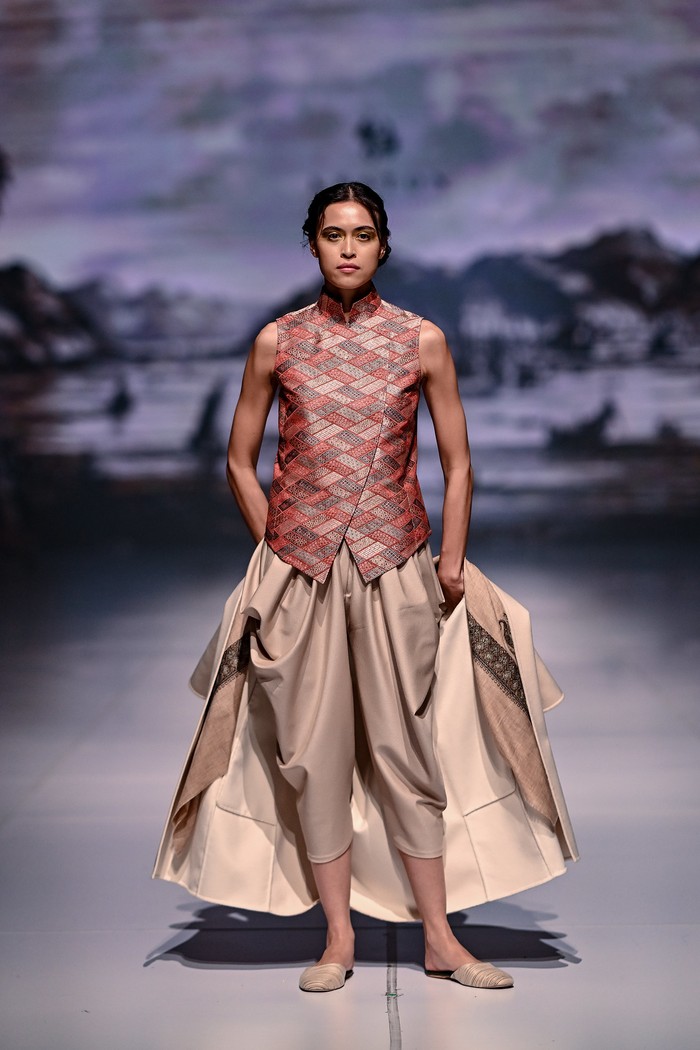 Koleksi Kraton Karya Auguste Soesastro dalam Fashion Knight 2025 di Jakarta Fashion Week 2026