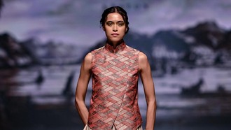 Baju Nusantara Dalam Perspektif Minimalis Auguste Soesastro yang Memikat