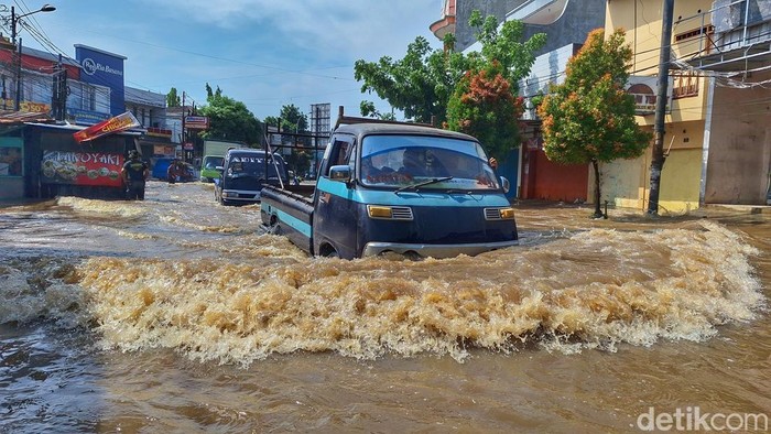 Kondisi banjir Jalan Raya Dayeuhkolot, Kecamatan Dayeuhkolot, Kabupaten Bandung, Senin (3/11/2025).