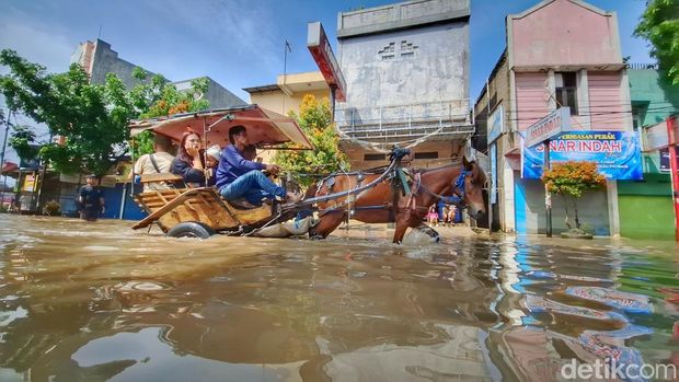 Kondisi banjir Jalan Raya Dayeuhkolot, Kecamatan Dayeuhkolot, Kabupaten Bandung, Senin (3/11/2025).
