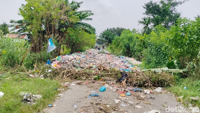 Kondisi jalan yang diblokir warga Desa Bandar Setia, Percut Sei Tuan, Deli Serdang karena banyak yang buang sampah. (Kartika Sari/detikSumut)