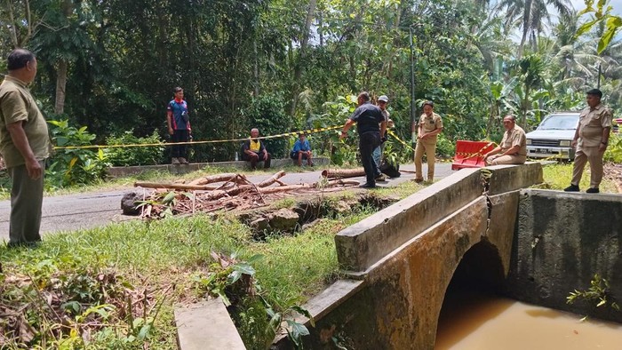 Kondisi kerusakan jembatan penghubung Milir - Krembangan, di Krembangan, Panjatan, Kulon Progo, Senin (3/11/2025).
