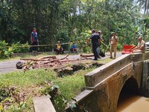 Jembatan di Krembangan Ambrol Separuh, Kendaraan Berat Dilarang Melintas