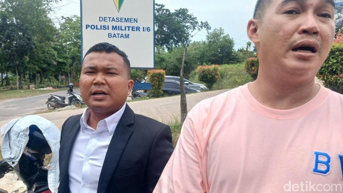 -Korban BJ dan kuasa hukumnya usai membuat laporan di Denpom 1/6 Batam. (Alamudin Hamapu/detikSumut)