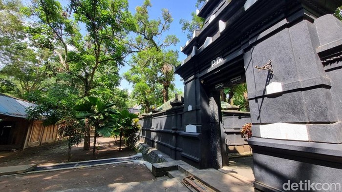 Lahan di sisi barat kedaton PB X, PB XI, dan PB XII di komplek makam-makam raja di Imogiri, Bantul, yang akan dibangun kedaton PB XIII, Senin (3/11/2025).