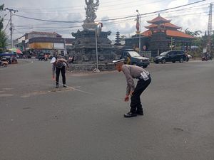 Truk Terobos Lampu Merah lalu Tabrak Motor di Seririt, 1 Orang Tewas