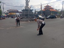 Truk Terobos Lampu Merah lalu Tabrak Motor di Seririt, 1 Orang Tewas
