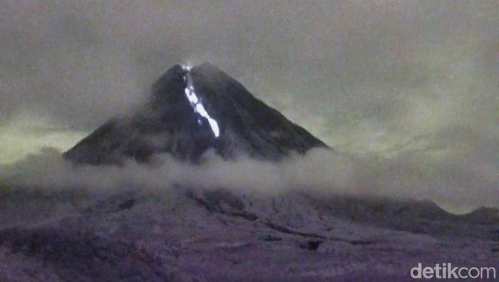 Lava pijar Gunung Semeru saat erupsi