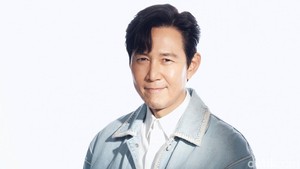 Kepada detikpop lewat wawancara eksklusif, Lee Jung Jae cerita kenapa dia pilih main di drakor Nice To Not Meet You. Aturan utama dalam kitab pengambilan keputusannya adalah karakter yang dia mainkan harus beda dari proyek terdahulu. Sosok Lim Hyeon Jun yang diperankannya di drama Korea ini jelas punya pesona tersendiri buat aktor pemenang Emmy itu. (Foto: dok. detikcom/Prime Video)