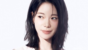 Dalam wawancara yang sama, Lim Ji Yeon yang memerankan Wi Jeong Sin bilang, memainkan karakter ini menantang kemampuannya buat berimajinasi. Dalam pembentukan karakter, dia akan membayangkan dan merefleksikan bagaimana dia akan mencari makna hidup sambil nulis gosip selebritas. FYI, karakter Wi Jeong Shin tadinya wartawan politik tapi dipindah ke desk entertainment. (Foto: dok. detikcom/Prime Video)