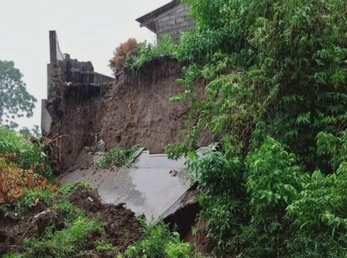 Penampakan pagar kantor Desa Tegalmulyo, Kemalang, Klaten, yang longsor Senin (3/11/2025).