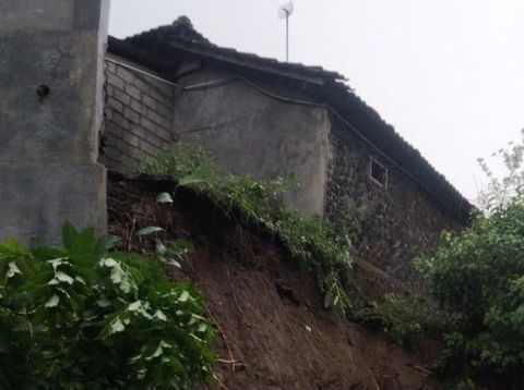 Longsor Klaten Penampakan pagar kantor Desa Tegalmulyo, Kemalang, Klaten, yang longsor Senin (3/11/2025).
