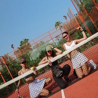 Tak cuma di Jakarta, Luna memilih menjajal olahraga tersebut saat berada di Dubai bersama para sahabatnya, salah satunya Millane Fernandez. Tampil simpel dan natural, pesona wanita 41 tahun itu berhasil curi atensi. Foto: Instagram/@lunamaya