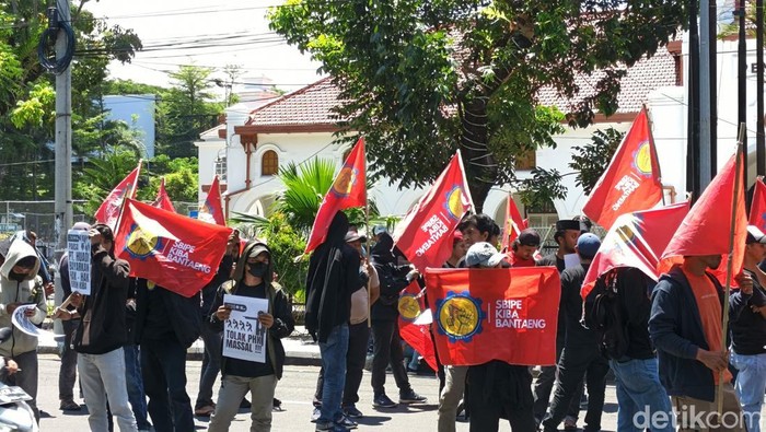 ‎Massa aksi yang terdiri dari buruh KIBA mendesak majelis hakim PN Makassar berpihak ke buruh dalam memutuskan perkara gugatan PT Huadi Nickel-Alloy Indonesia. Andi Sitti Nurfaisah/detiksulsel