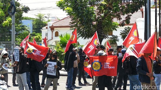 Massa aksi yang terdiri dari buruh KIBA mendesak majelis hakim PN Makassar berpihak ke buruh dalam memutuskan perkara gugatan PT Huadi Nickel-Alloy Indonesia. Andi Sitti Nurfaisah/detiksulsel