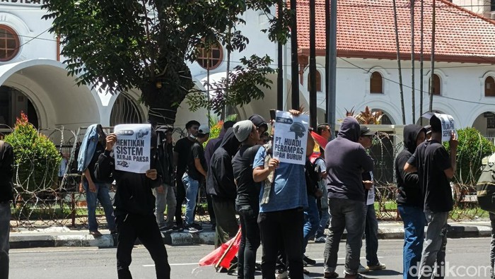 ‎Massa aksi yang terdiri dari buruh KIBA mendesak majelis hakim PN Makassar berpihak ke buruh dalam memutuskan perkara gugatan PT Huadi Nickel-Alloy Indonesia. Andi Sitti Nurfaisah/detiksulsel