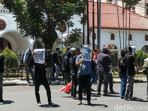 Massa Geruduk PN Makassar Desak Putusan Gugatan PT Huadi Berpihak ke Buruh