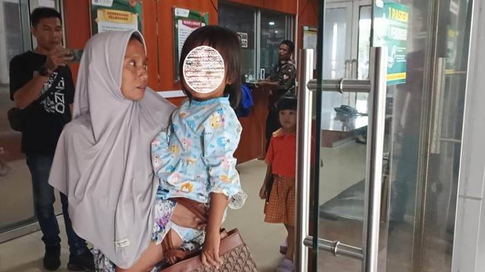 Fatiyah dibawa ibunya ke RSUD Bari untuk memeriksakan kesehatan matanya